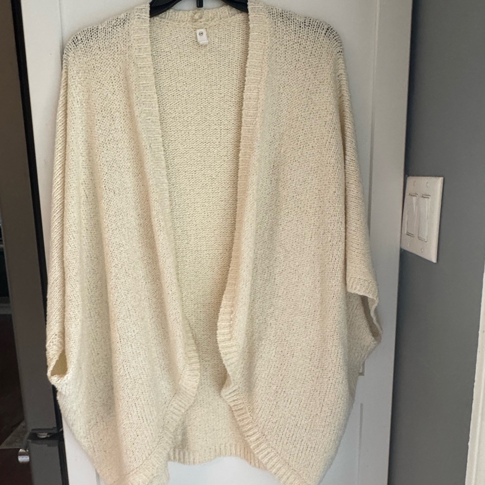 Cream open front chunky cardigan. Drop shoulder arm holes. Kept folded. S/M